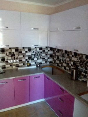 Кухня біло-рожева глянец 1351 фото