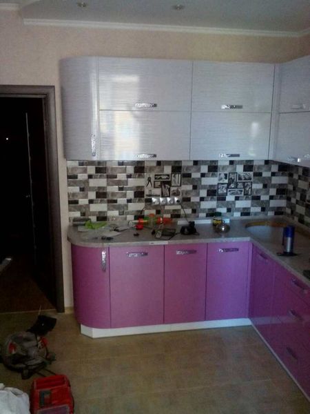 Кухня біло-рожева глянец 1351 фото