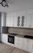 Кухня фарбована RAL 9016 біла з фрезуванням. Стільниця та пристінна панель Дуб скельний