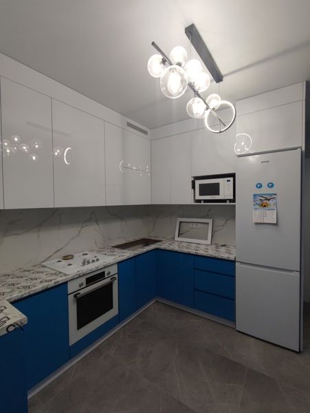 Кухня синьо-біла МДФ фарбований глянець з пеналом та вбудованою микрохвильовкою 2000 фото