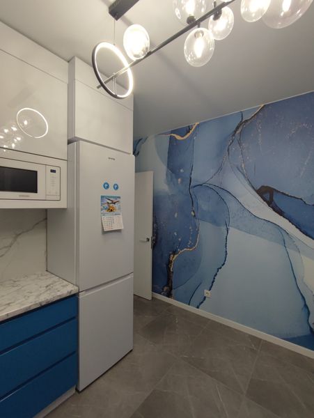 Кухня синьо-біла МДФ фарбований глянець з пеналом та вбудованою микрохвильовкою 2000 фото