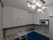 Кухня синьо-біла МДФ фарбований глянець з пеналом та вбудованою микрохвильовкою 2000 фото 10