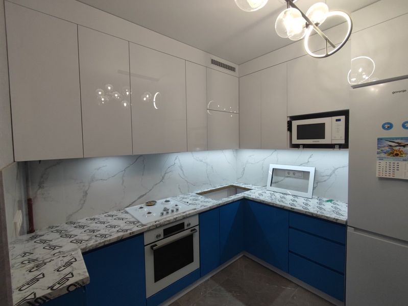 Кухня синьо-біла МДФ фарбований глянець з підсвіткою