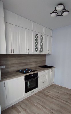 Кухня фарбована RAL 9016 біла з фрезуванням. Стільниця та пристінна панель Дуб скельний 1316-12 фото