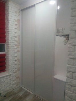 Шафа-купе вбудований на балконі. Фасади скло фарбоване 1443 фото