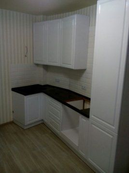Кухня біла зі скошеним кутом 1536 фото