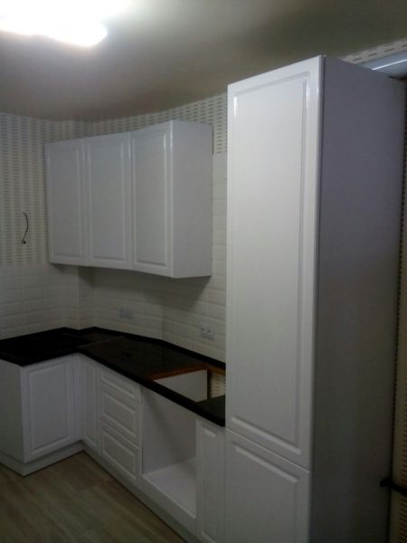 Кухня біла зі скошеним кутом 1536 фото