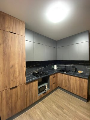 Кухня "Крафт" з стіновою панеллю. Дуб крафт табакко/сірий графіт. Стільниця та пристінна панель Тенеріфе 1000-Kraft фото
