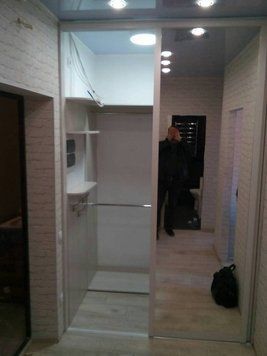 Шафа-купе вбудований в передпокій з дзеркалом 1535 фото